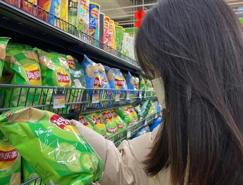 超市漂亮姐姐：如何成为超市中最引人注目的焦点？