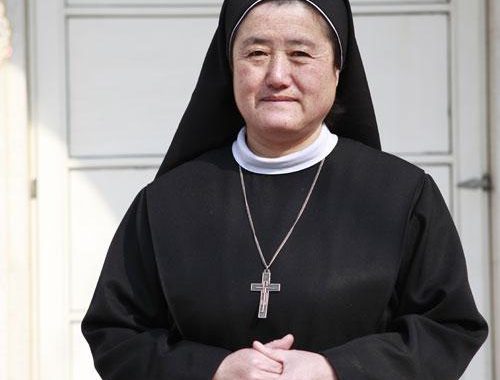 维拉达尔修女：爱心与奉献的光辉典范
