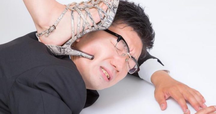 巨大高跟鞋踩人：一场视觉与心理的双重震撼