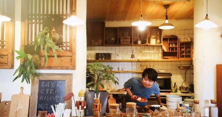 大小姐与杂货店老板：一段跨越阶层的温情故事