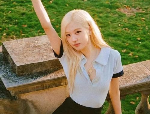 rosi美女：时尚界的璀璨新星与魅力女神