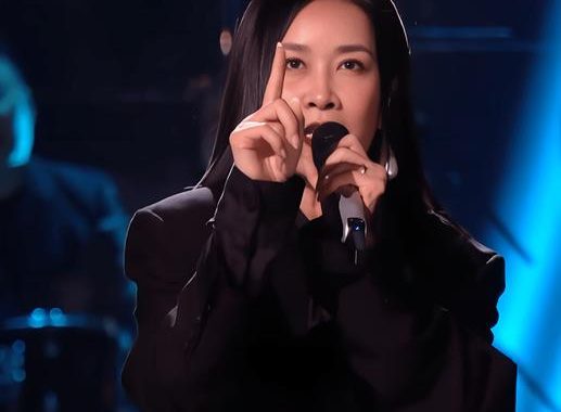 那英在春晚上表演的《春暖花开》：经典再现，温暖人心