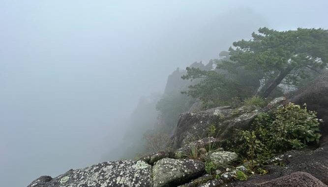 黄山光明顶天气：四季变换与旅游指南